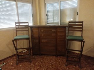 Bar exterior con 2 taburetes