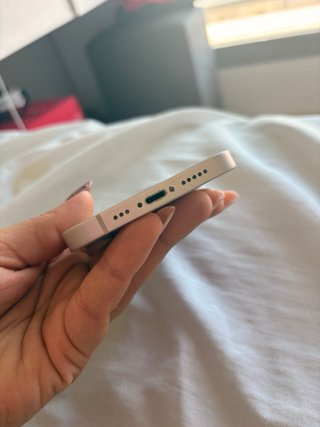 iPhone 13 Rosa con marcas de uso