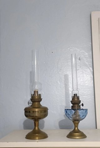 Lámpara de aceite antigua de latón y cristal