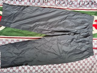 Pantalones deportivos grises