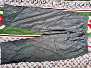 Pantalones deportivos grises