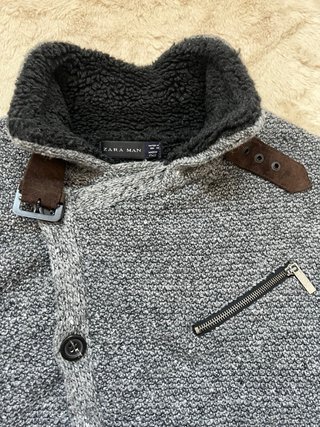 Cárdigan de punto gris y borrego Zara hombre