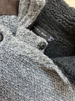 Cárdigan de punto gris y borrego Zara hombre