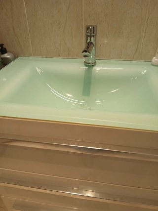 Mueble de baño blanco con espejo