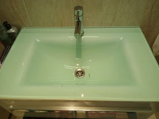 Mueble de baño blanco con espejo