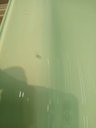 Mueble de baño blanco con espejo