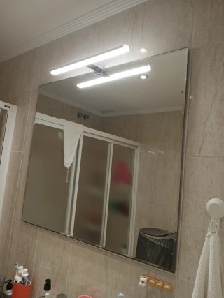 Mueble de baño blanco con espejo