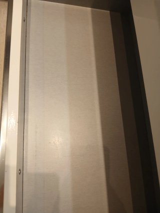 Mueble de baño blanco con espejo.
