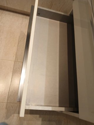 Mueble de baño blanco con espejo.