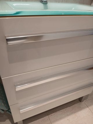 Mueble de baño blanco con espejo.