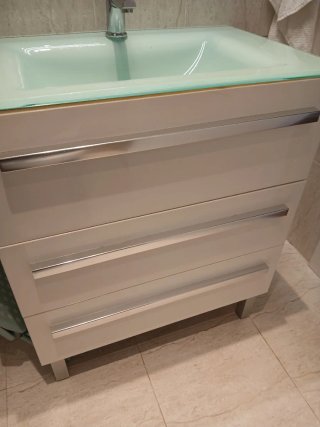 Mueble de baño blanco con espejo.