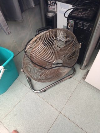 Ventilador industrial plateado