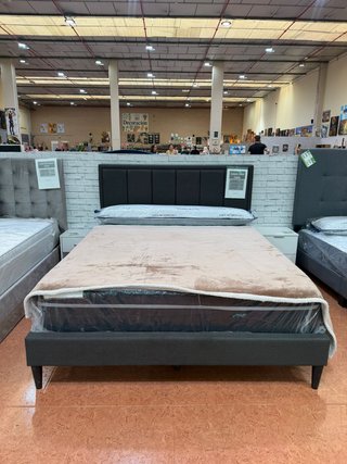 Cama 150cm tapizada gris con cabecero