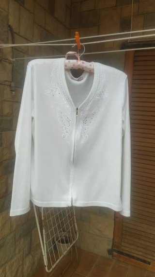 Chaqueta blanca con bordado y cremallera