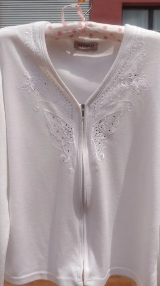 Chaqueta blanca con bordado y cremallera