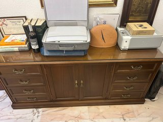Mueble de madera y cristal