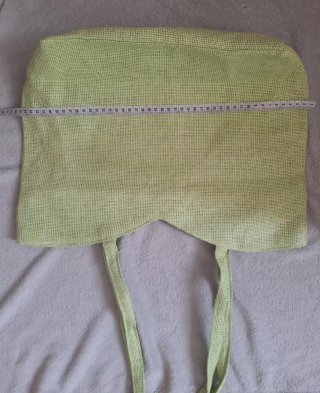 Bolso de playa y verano con palmeras