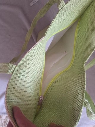 Bolso de playa y verano con palmeras
