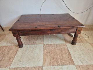Mesa baja de madera rústica