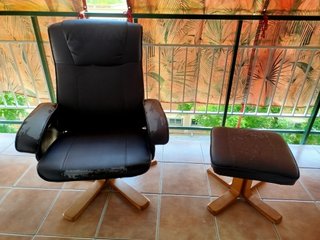 Sillón reclinable con reposapiés
