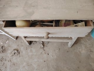 Mesa de madera beige con cajón