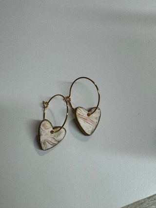 Pendientes corazón dorados y beige