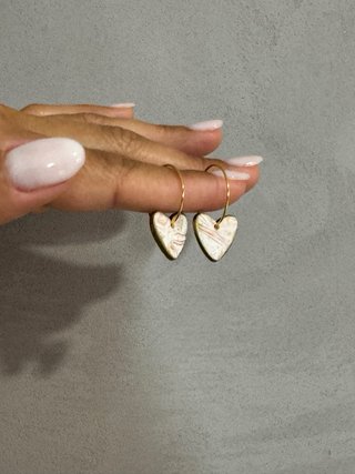 Pendientes corazón dorados y beige