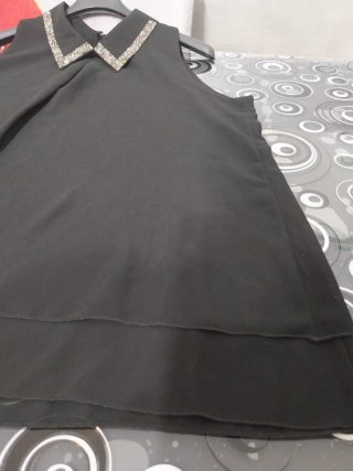 Top donna elegante con colletto strass