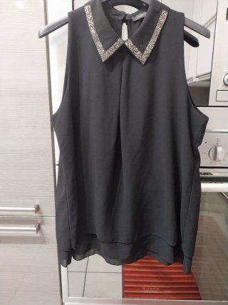 Top donna elegante con colletto strass