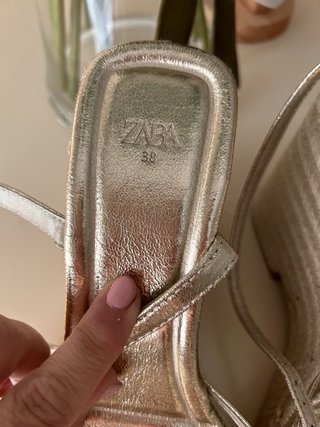 Sandalias cuña Zara doradas