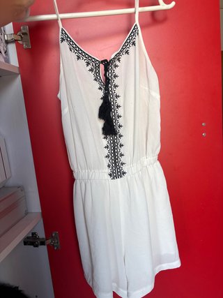 Mono blanco con bordado negro