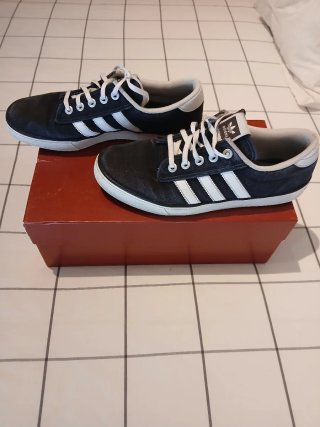 Zapatillas Adidas Kiel Negras y Blancas