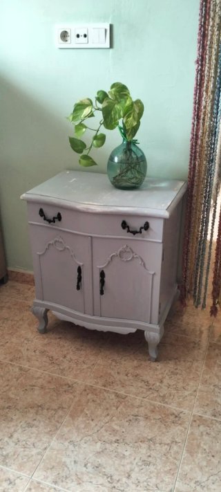 Comodino vintage grigio con dettagli