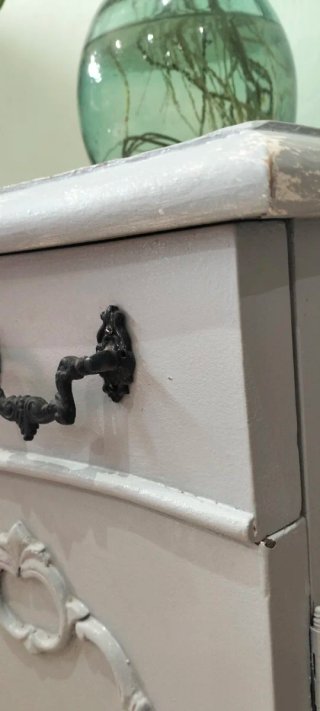 Comodino vintage grigio con dettagli