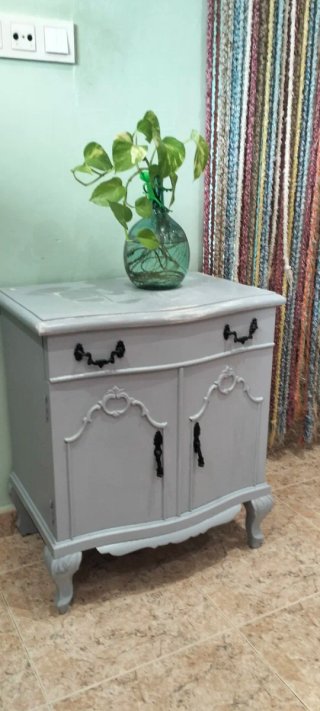 Comodino vintage grigio con dettagli