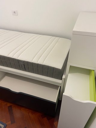 Cama nido con cajones y estantería