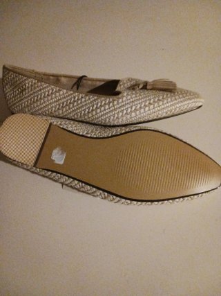 Mocacines beige y blancas con borlas