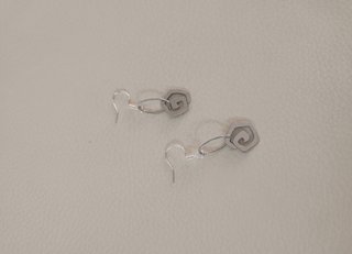 Pendientes de acero con un diseño de espiral