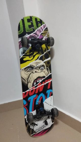 Tabla de skate con diseño gráfico