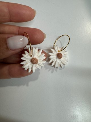 Pendientes de flor dorados y blancos