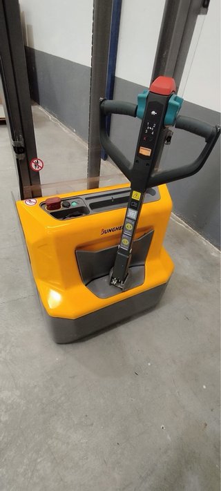 Apilador elevador semiautomático jungheinrich