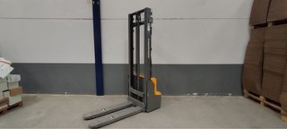 Apilador elevador semiautomático jungheinrich