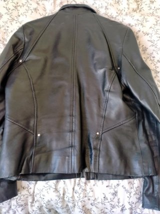Chaqueta de piel F&Co negra