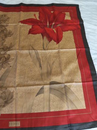 Pañuelo seda Gianfranco Ferré oro y rojo
