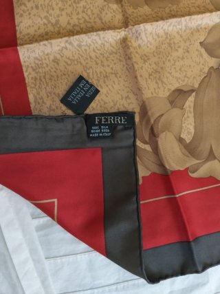 Pañuelo seda Gianfranco Ferré oro y rojo