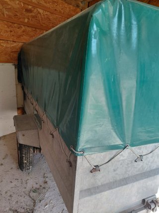 Remolque coche con lona verde