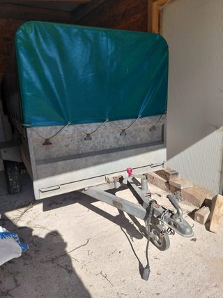 Remolque coche con lona verde