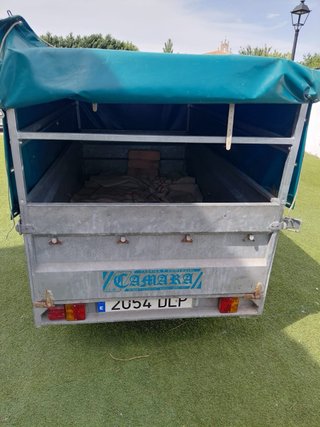 Remolque coche con lona verde