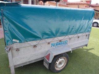 Remolque coche con lona verde