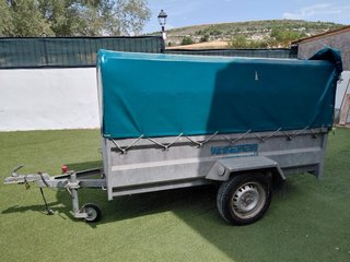 Remolque coche con lona verde